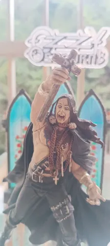 Ozzy Osbourne - boneco com colar, cruz e cenário 