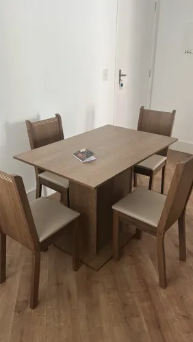 Mesa com 4 cadeiras 