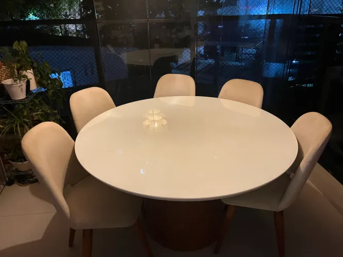 Mesa redonda com cadeiras