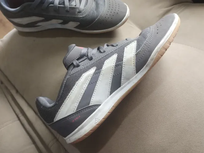 Tênis futsal Adidas número 36