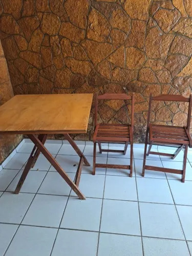 Mesa com 4 cadeira