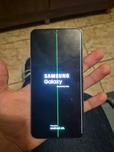 Samsung Galaxy S22 com linha verde na tela