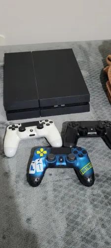 PS4 Fat com controles e jogos ( aceito propostas)