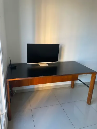 Mesa de escritório em madeira