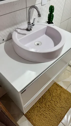 Armário de banheiro com pia 
