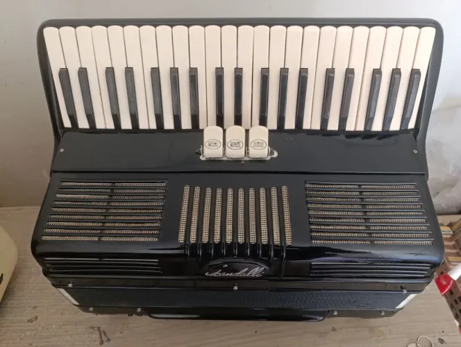 Acordeon scandalli 120 baixos, reduzida, terça de voz 