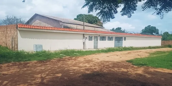 VENDO CASA COM GARAGEM, 06 QUARTOS, 1 SUÍTE COM CLOUSE, + 2 BANHEIROS INTERNOS, COZINHA, S