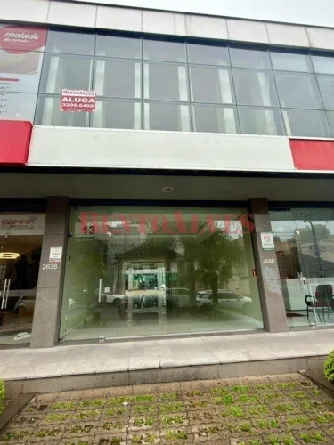 Loja térrea em ótima localização, com mezanino, 2 banheiros, vitrine, teto rebaixado c/ ge
