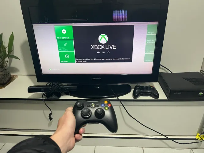 Xbox 360 Slim 250GB LT 3.0 + Kinect + 2 Controles