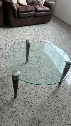 Mesa de centro redonda de vidro com pés de madeira