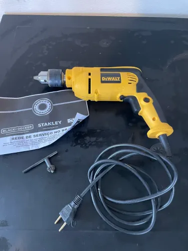 Furadeira de Impacto 13mm 750W DEWALT DWD502 Com Velocidade Variável e Reversível