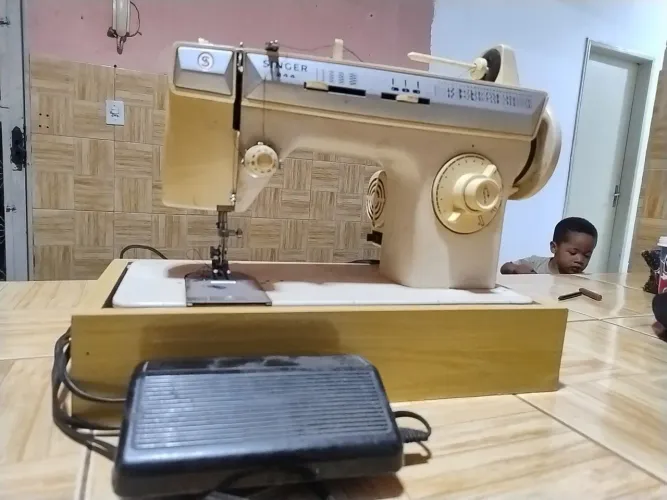 Máquina de costura reta zigzag Singer 244
