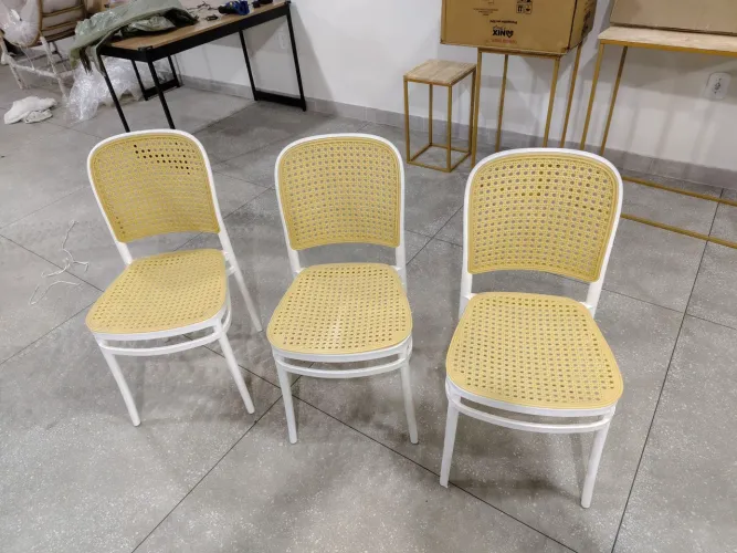 Kit 3 Cadeiras em Polipropileno Estilo Rattan Branca e Bege Empilháveis