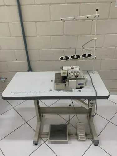 Máquina de Costura Overloque Industrial Aomoto FY33DD com Mesa - 220V