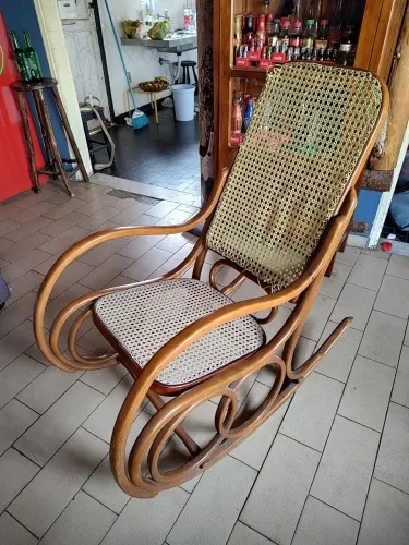 cadeira de balanço em madeira vergada, inspirada no famoso estilo Thonet.