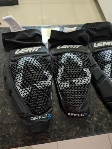 JOELHEIRA LEATT AIRFLEX PRO PRETO (tamanho P)