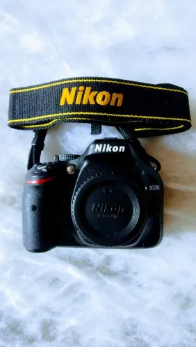 Nikon D5200 c/ lente 18-105mm e Flash