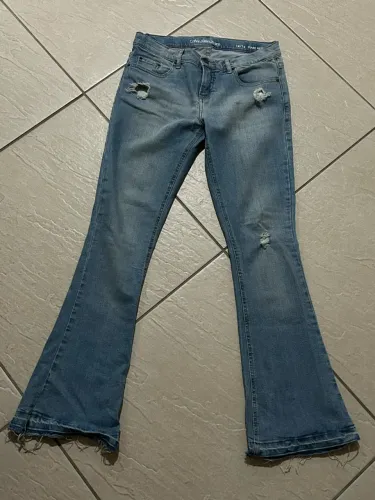 calça jeans flare calvin klein
