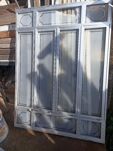 Janela de Alumínio com Vidros (95,5cm x 1,29m)