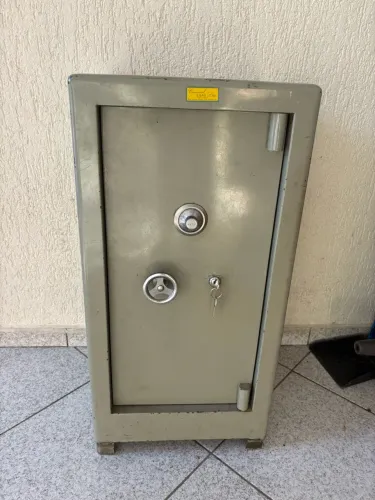 Vendo cofre concretado com chave e senha