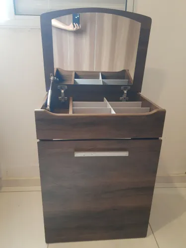 Penteadeira com espelho e banqueta com prateleiras - R$ 280,00