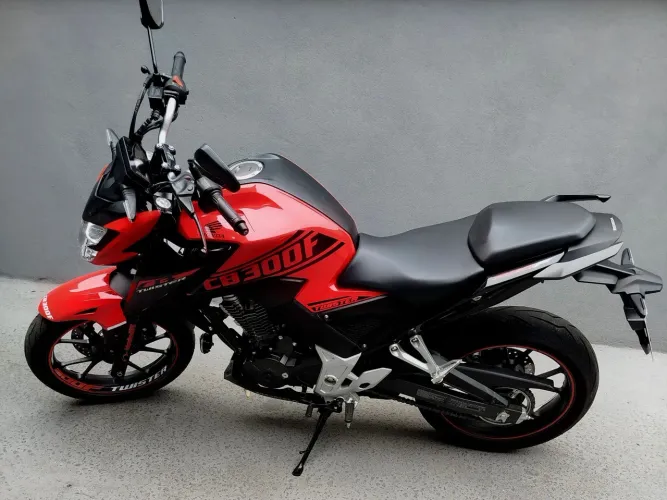 Vendo uma linda moto CB Twister 300F 2023 ABS, R$25,000.