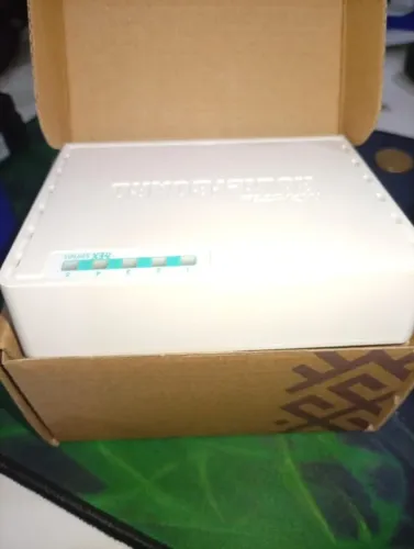 Roteador MikroTik RouterBOARD hEX Lite RB750R2 5 Portas Fast Ethernet 10/100mbps CPU 850 M