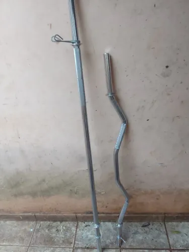 Vendo uma barra acromada com presilha acromada de 1,50 de comprimento e uma barra w acroma