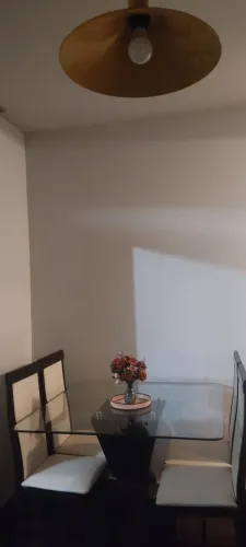 Mesa de jantar com 4 cadeiras