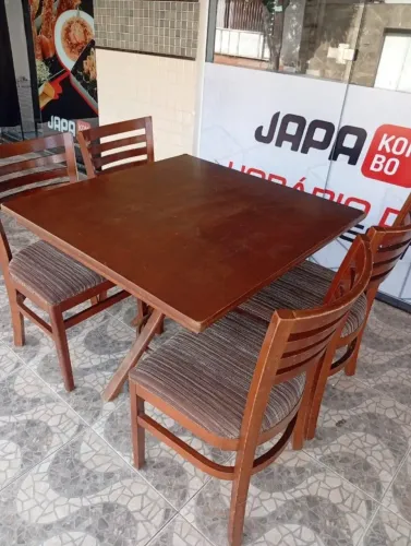 Mesa de madeira maciça