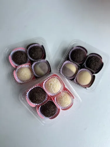 Cento de brigadeiros artesanais.