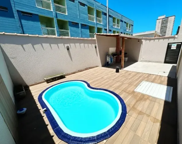 Sobrado com Piscina e Churrasqueira em Condomínio, Pé na Areia, Repasse de Financiamento