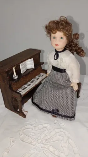 Boneca de porcelana pianista linda e muito antiga