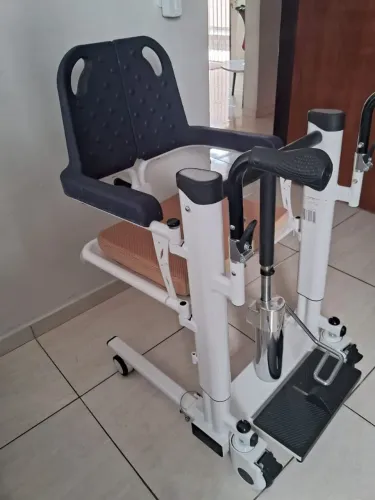 Aluga-se cadeira de transferencia, pouco usada, dá cama para o banheiro podendo banho
