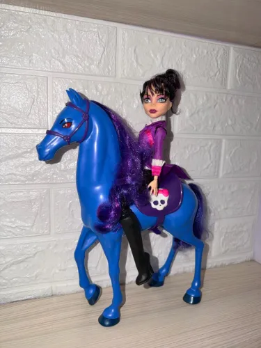 Diretora Sem Cabeça e Pesadelo Monster High