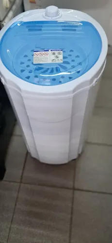Uma centrífuga Britânia 10kg branca 