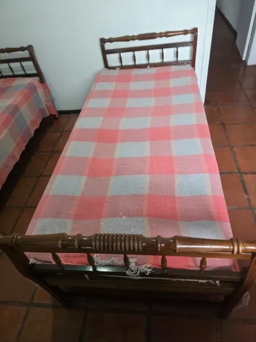 Cama de solteiro madeira maciça com colchão vintage