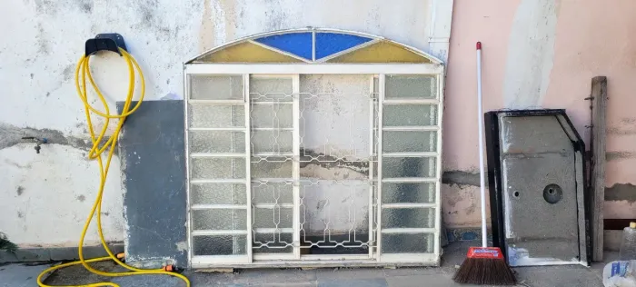 Janela de esquadria de metal super conservada de 1,5x1,20 m