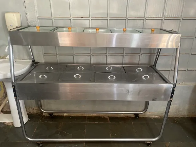 Self-service (restaurante) : 8 cubas ,5 cubas para salada