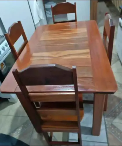 VENDO MESA DE MADEIRA COM 4 CADEIRAS