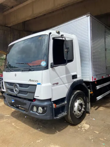 Vende-se uma Atego 1719 ano 2014