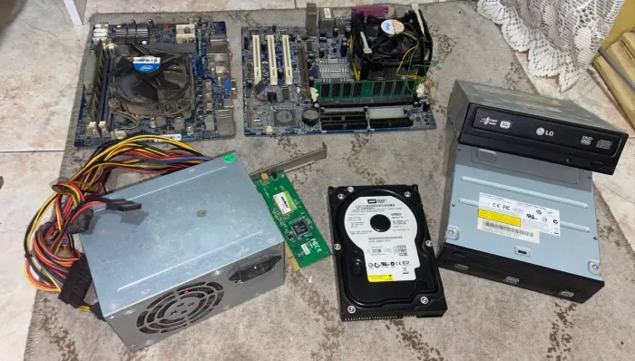 Lote Peças Antigas de PC (2 Placas-Mãe, Fonte, HD, 2 Gravadores DVD + Cabos)
