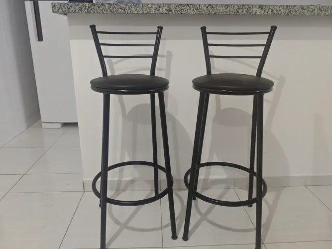 Par de banquetas de couro preta