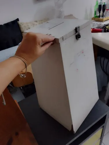 Vendo baú em madeira MDF ,com trinca para cadeado 
