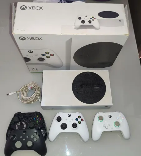 Vendo Xbox Series S usado com problemas na GPU + controles