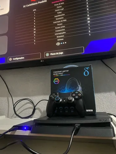 Ps4 slim em perfeito estado, acompanha um controle original e um fone gamer.