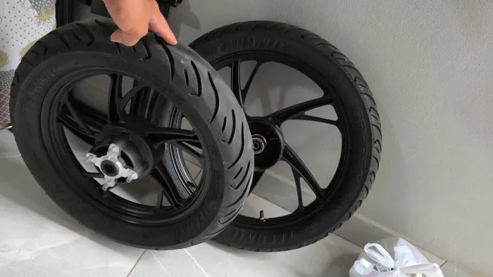 Vendo rodas de liga leve pé de galinha com pneus novos da pop ou biz 