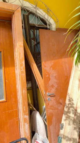 Portas com pequenas avarias