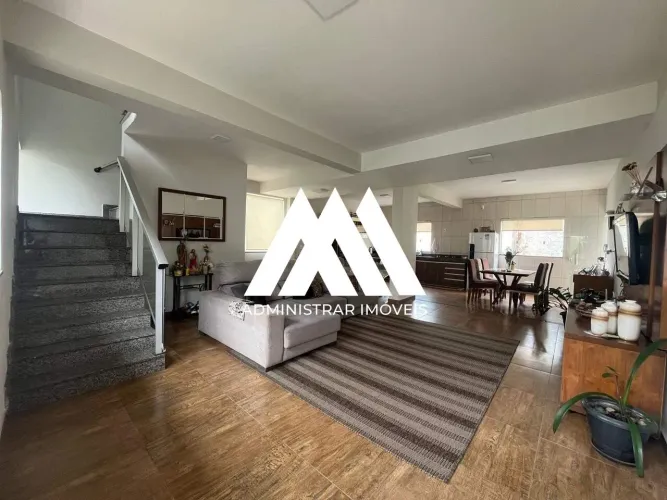 Casa a venda com 02 pavimentos e amplo quintal