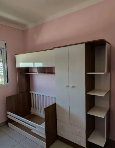 Berço com guarda-roupa 